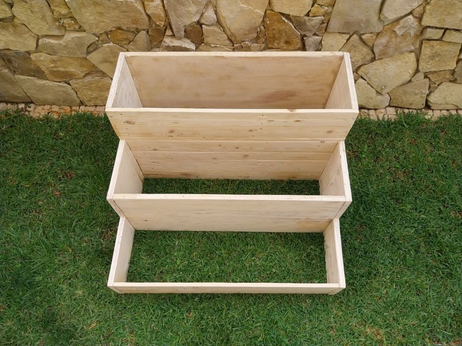 Vendo canteiro para horta com 3 andares.  Medidas 84cm x78cm x 50cm.