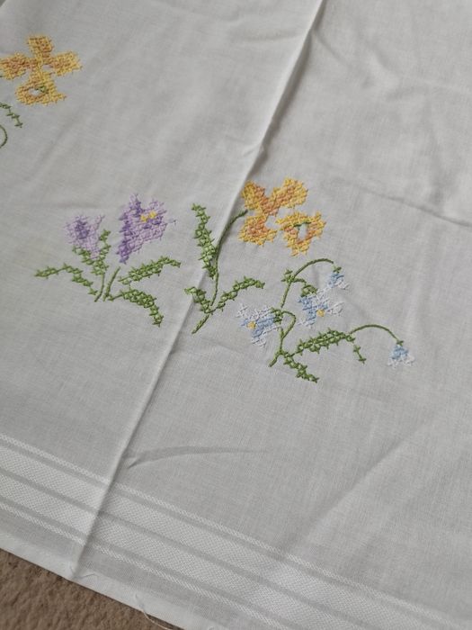 Obrus haftowany wiosenny 77 x 77
