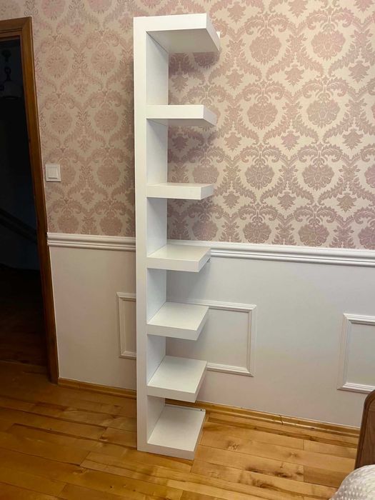Biały regał ścienny IKEA z serii LACK o wymiarach 30x190