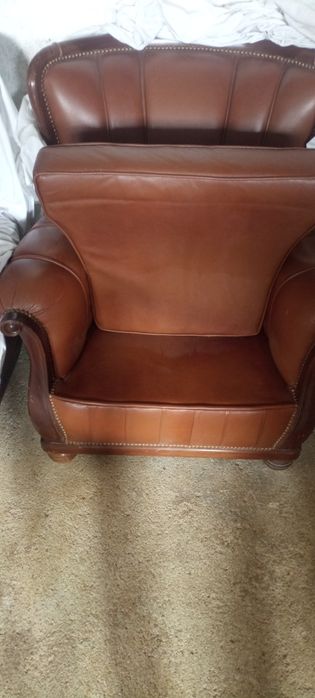 Sofás em pele e madeira maciça