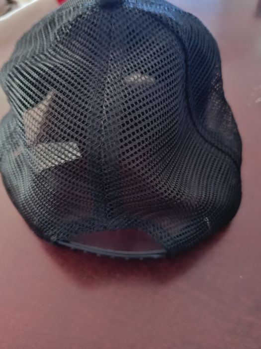 Czarna czapka z daszkiem