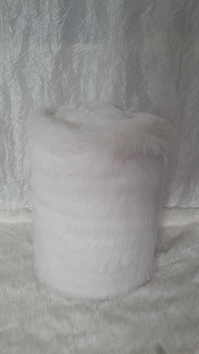 Banco e tapete em pêlo