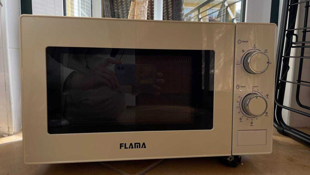 Micro-ondas FLAMA 1846FL 20L 700W – bom estado
