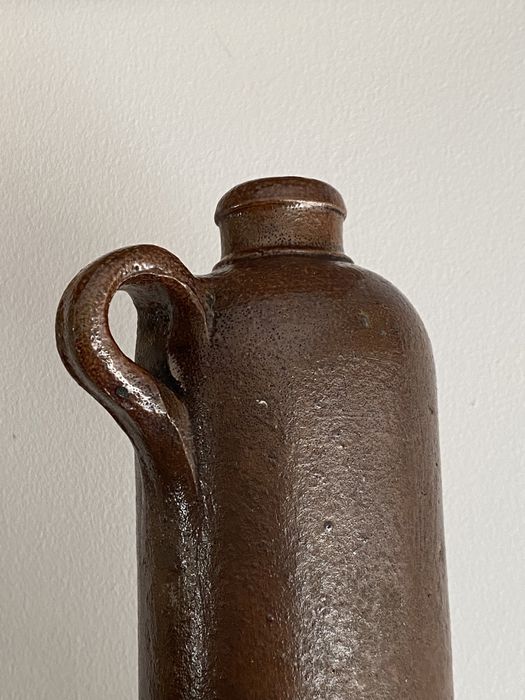 Garrafa em grés de bebida alcoólica