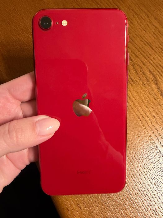 iPhone SE 2022 87% baterii czerwony