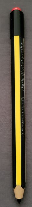 reMarkable 2 z dwoma rysikami oraz etui.