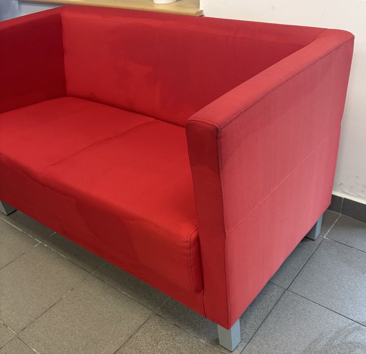 Czerwona sofa dwuosobowa