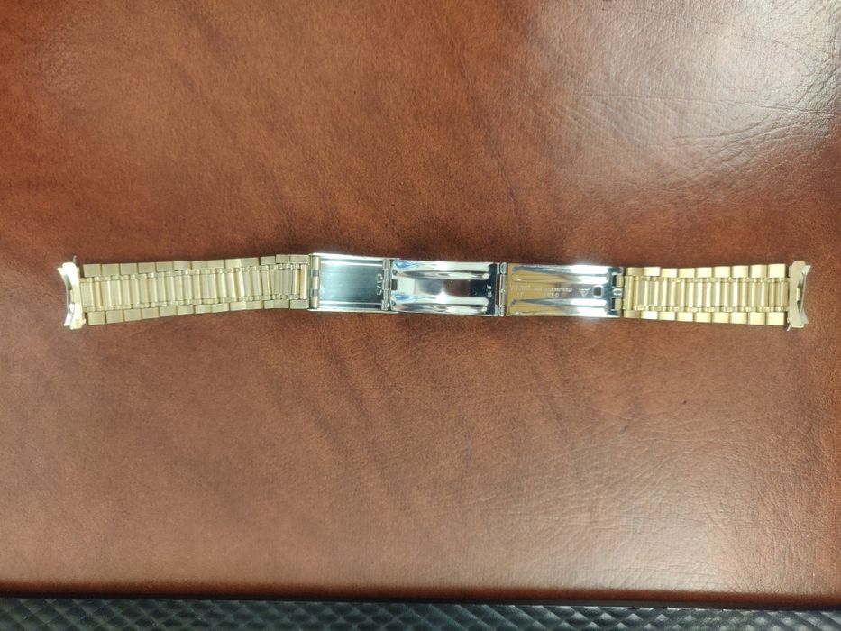 Bracelete Omega em aço plaqueada a ouro