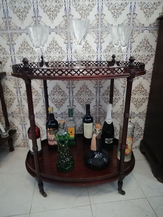 Bar Antigo C Rodas e Mesa de Apoio