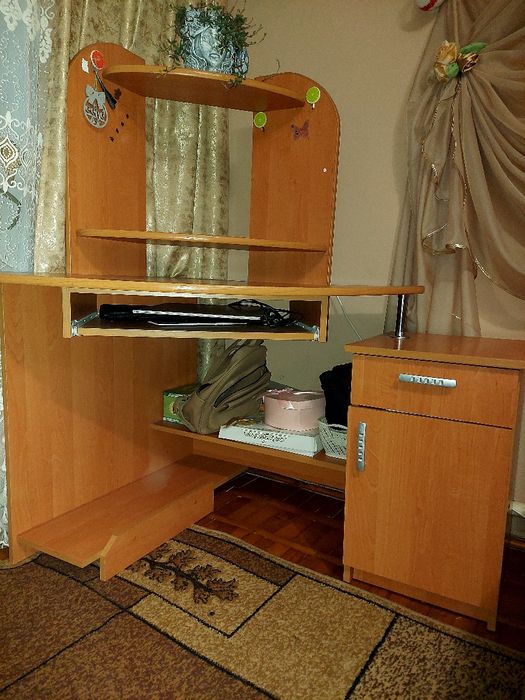 Комп'ютерний стіл