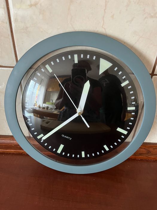 Zegar ścienny podświetlany.