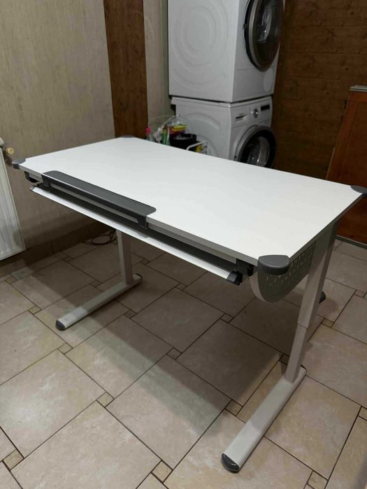 Biurko z regulacją góra-dół i nachyleniem blatu 110x85