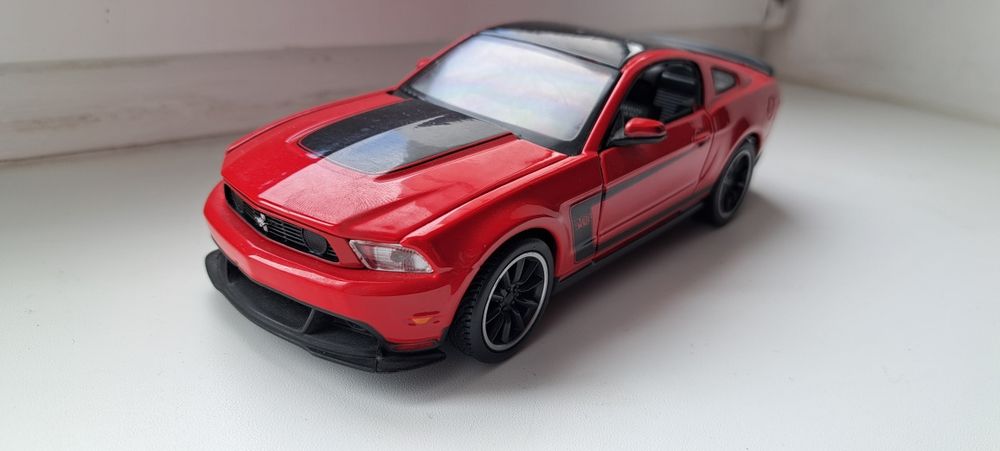 Машинка модель ford mustang boss302 2012 maisto 1/24