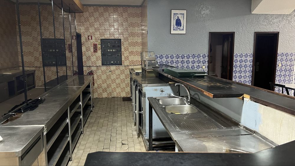 Arrenda-se espaço comercial com licença para restauração, junto à Igreja de São Pedro de Avioso (Maia).