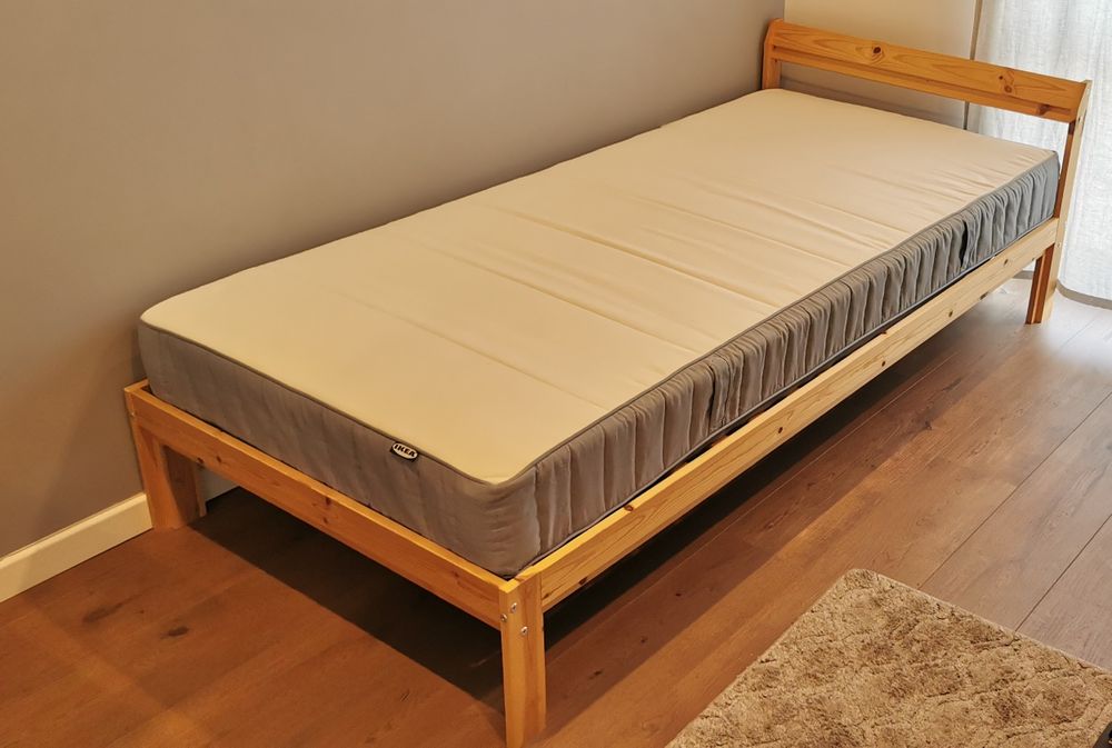 Cama de solteiro com colchão