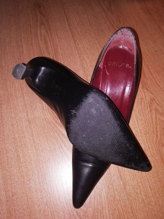 Sapatos pretos marca Unisa, salto alto