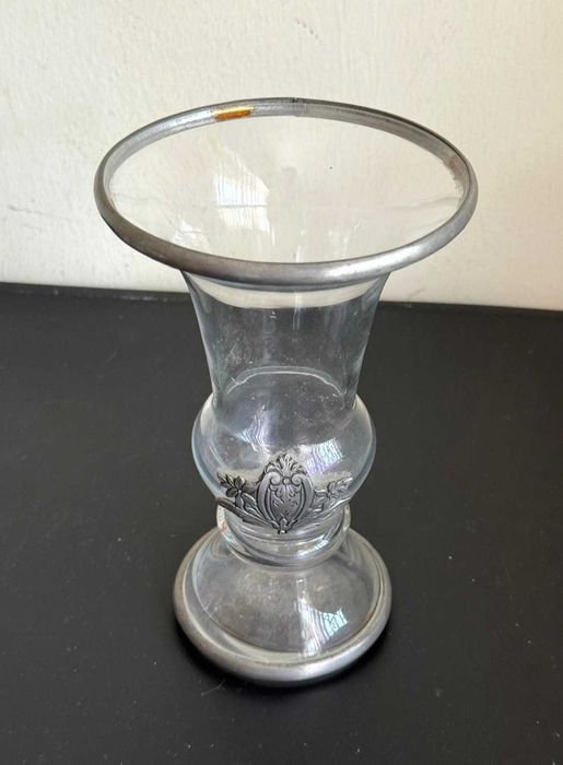 Vaso Decorativo em Vidro com Acabamento Metálico