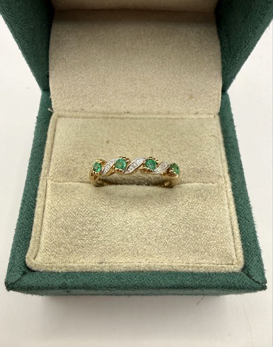 Złoty pierścionek z szmaragdami 0,16ct i diamentami 0,01ct