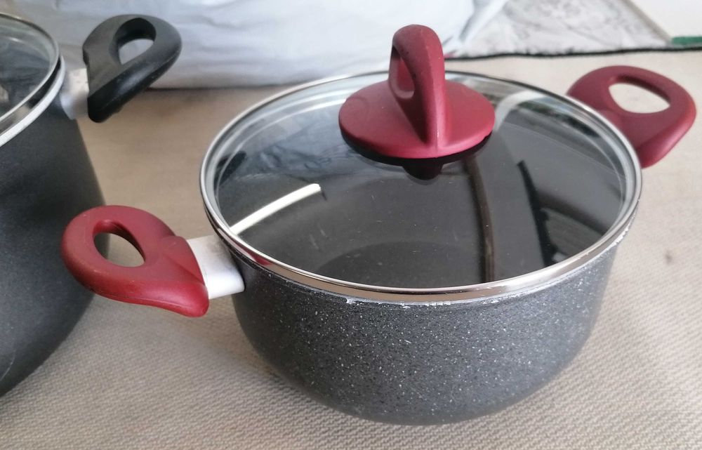 Tachos, 2 un, um grande e um medio, anti-aderentes, por 7€