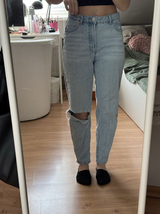 Spodnie jasnoniebieskie mom jeans z dziurą