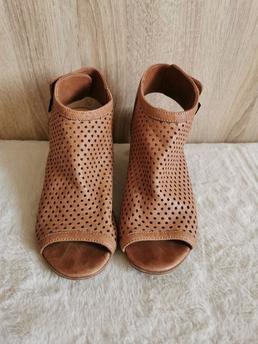 Russell & Bromley skórzane ażurowe sandały 39