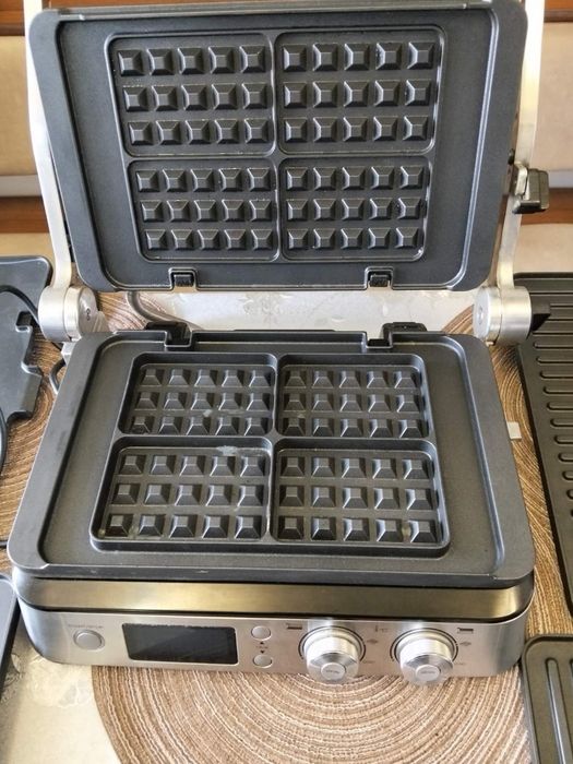 Гриль Delonghi з 3-ма змінними насадками