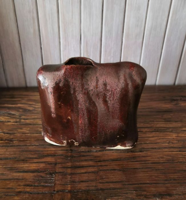 Ceramiczny wazon w stylu brutalistycznym