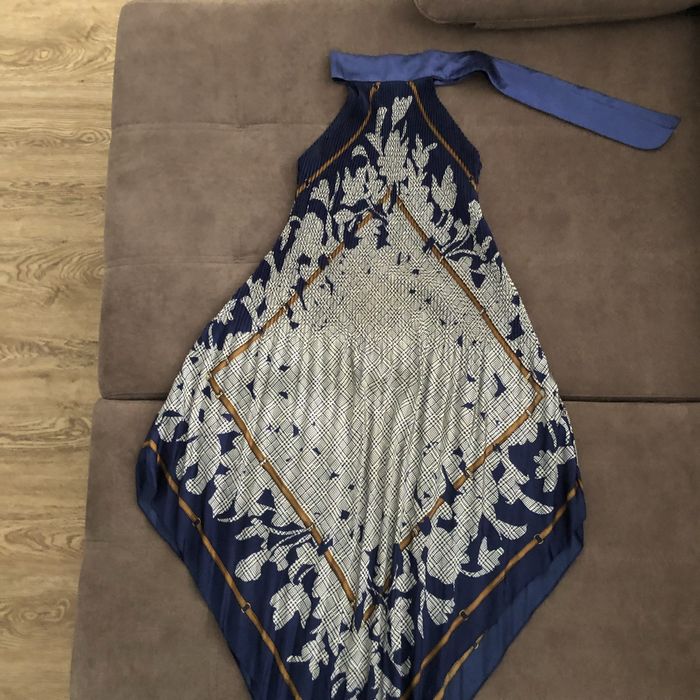 Vestido plisado azul em bico