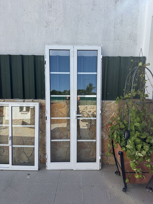 Janelas e porta em alumínio branco com vidro