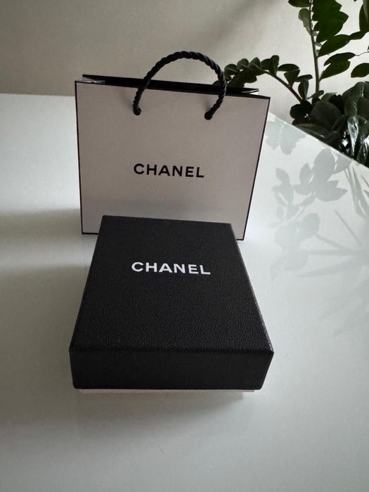 Piekna broszka Chanel