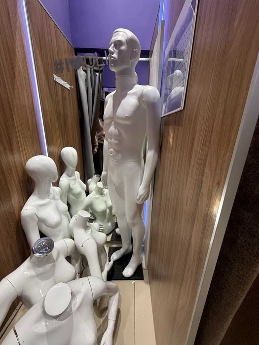 Манекени жіночі  ,чоловічі ( вживані ) та інше торгівельне обладнання