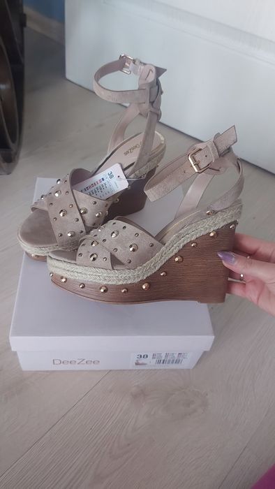 Sandały na koturnie