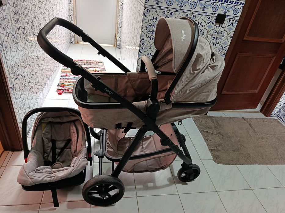 Carrinho de bebê assalvo. Conjunto completo