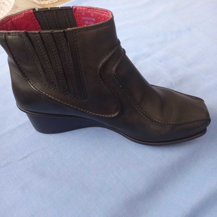 Damskie botki CLARKS w rozmiarze 39 (6).