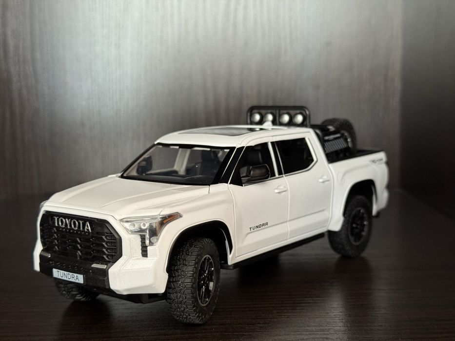 Модель автомобіля вантажівки TOYOTA TUNDRA масштаб 1/24