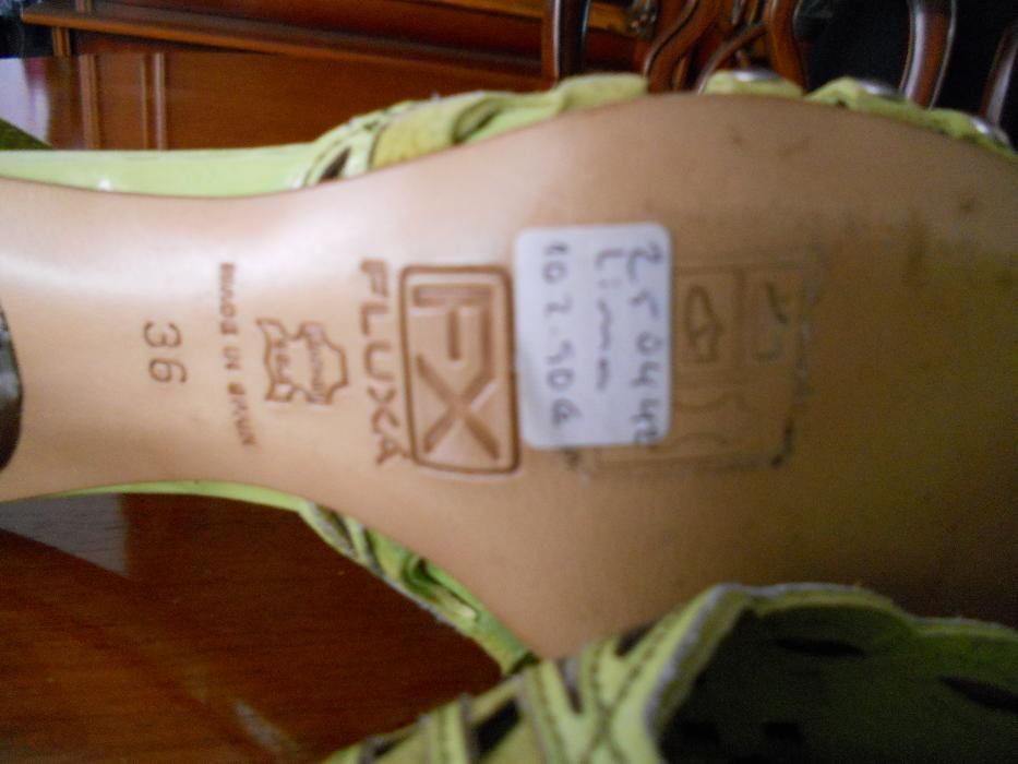 Sandálias calçadas 1x em péle portes incluidos