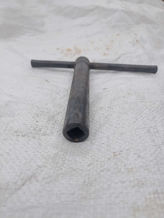 Різцетримач на ТВ-3,4,6,7, ТВШ, ТВ-16, болти, ключі.