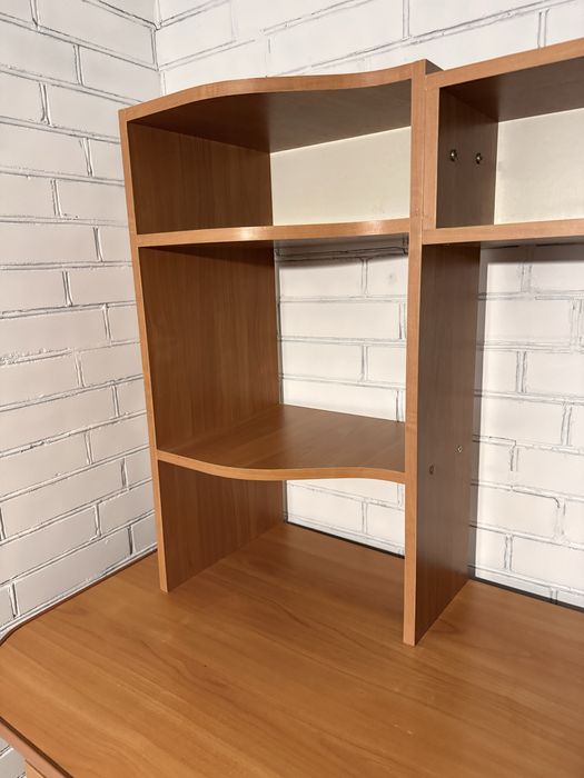 Качественный,хороший компьютерный стол