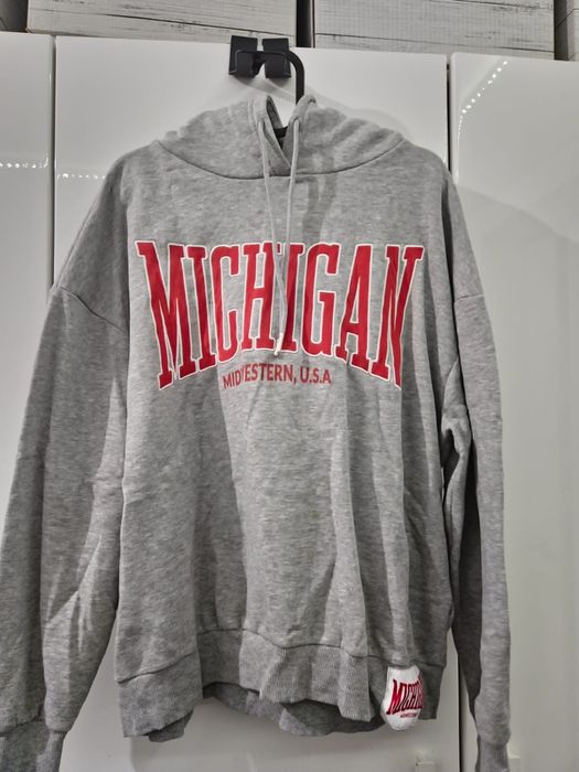 szara bluza z napisem