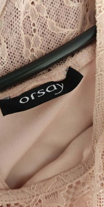 Długa suknia pudrowy kolor.