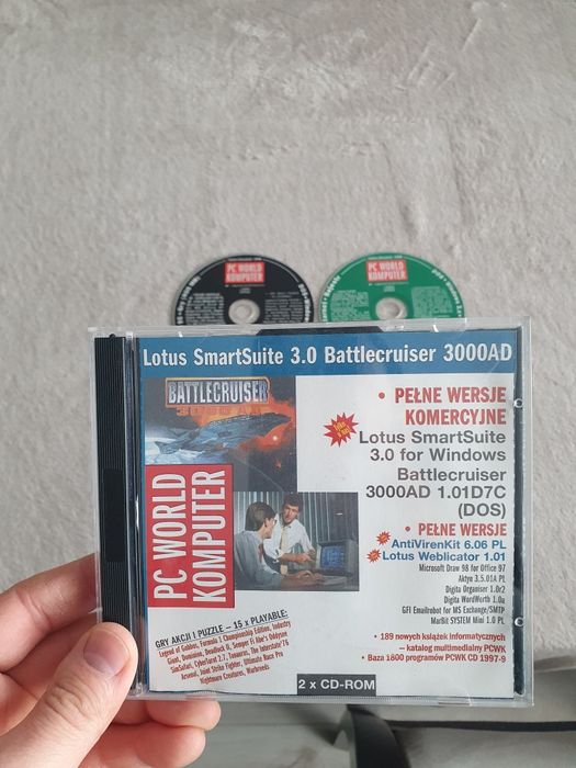 Lotus SmartSuite 3.0 oraz grę symulacyjną Battlecruiser 3000AD. PC Word Komputer 1998rok