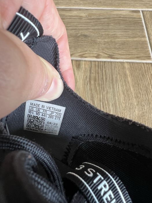 Кросівки adidas 44/5 розмір