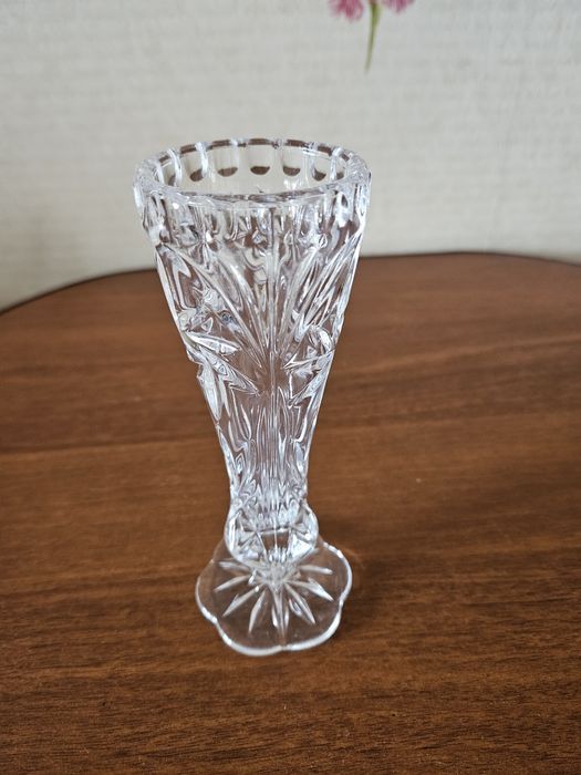 Кришталева ваза на ніжці
