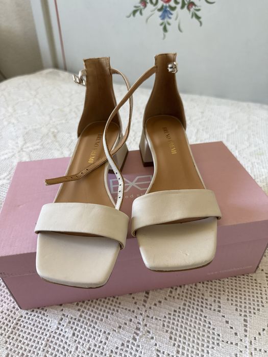 Sandalias em pele