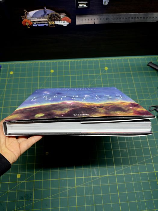 Книга Expanding Universe. The Hubble Space Telescope — космос, який можна побачити