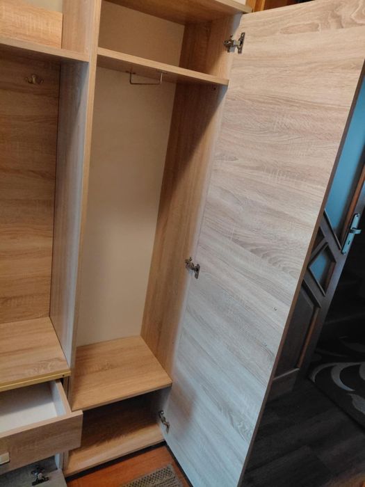 Sprzedam szafę z lustrem do przedpokoju