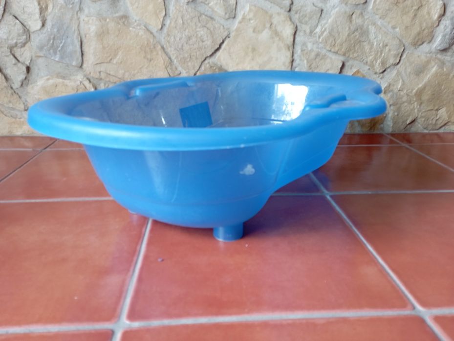 Banheira e bacio de bebê