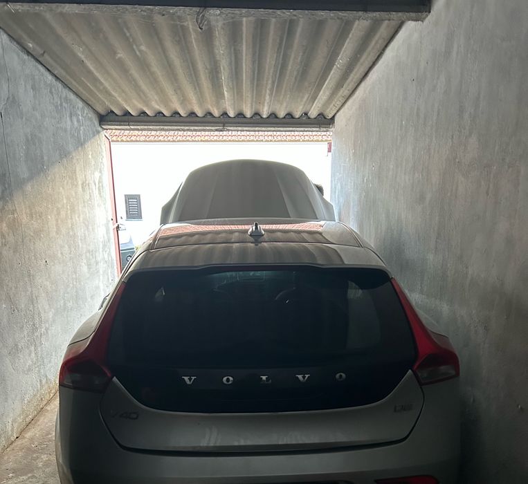 Volvo v40  acidentado