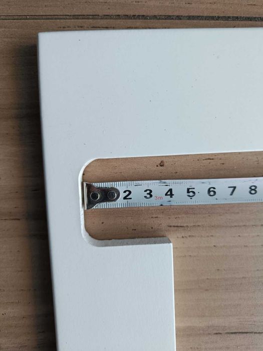 Cokół, biała listwa wykończeniowa schodów