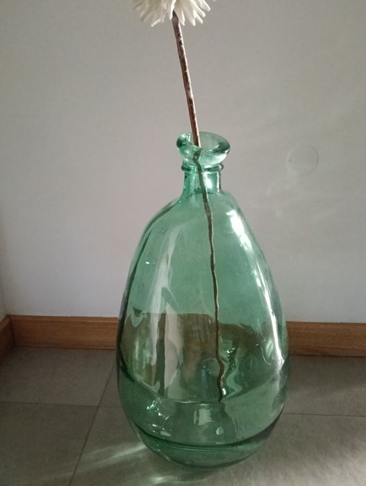 Jarra verde com flor branca